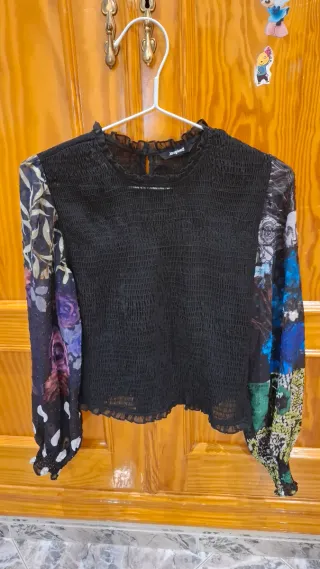 Camiseta Desigual Negra con Mangas Estampadas