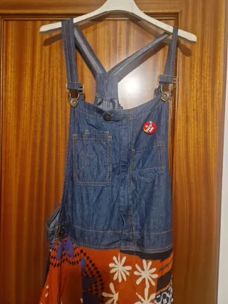 Peto con falda vaquera y estampado