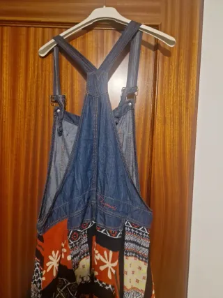 Peto con falda vaquera y estampado