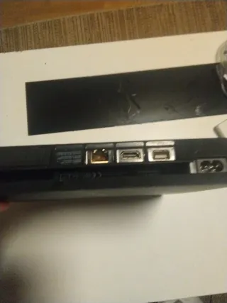 PS4 Slim Negra - Sin cables ni mando