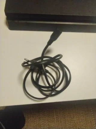 PS4 Slim Negra - Sin cables ni mando