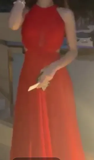 Vestido rojo vaporoso de fiesta