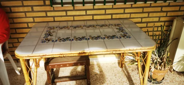 Mesa y 4 sillas de mimbre y azulejos