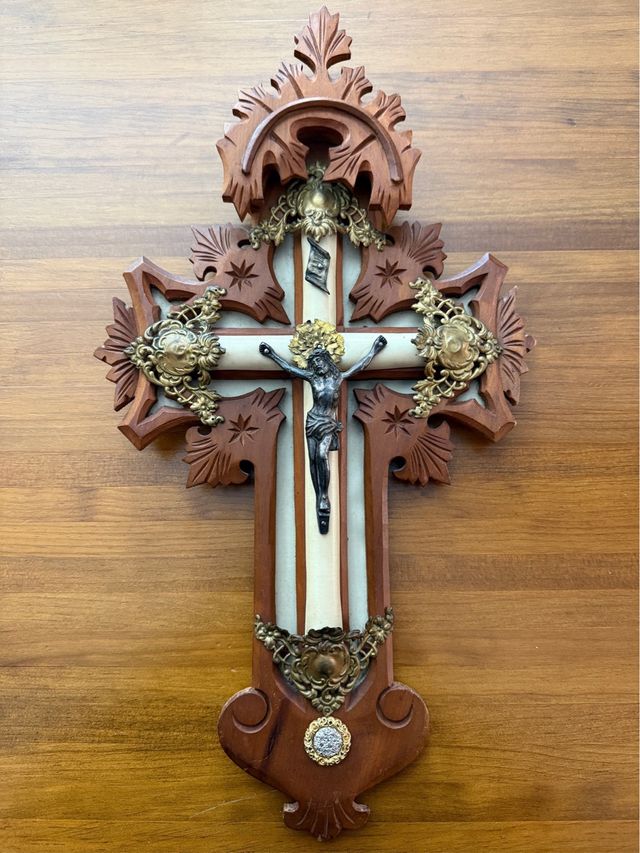 Crucifijo de madera antiguo