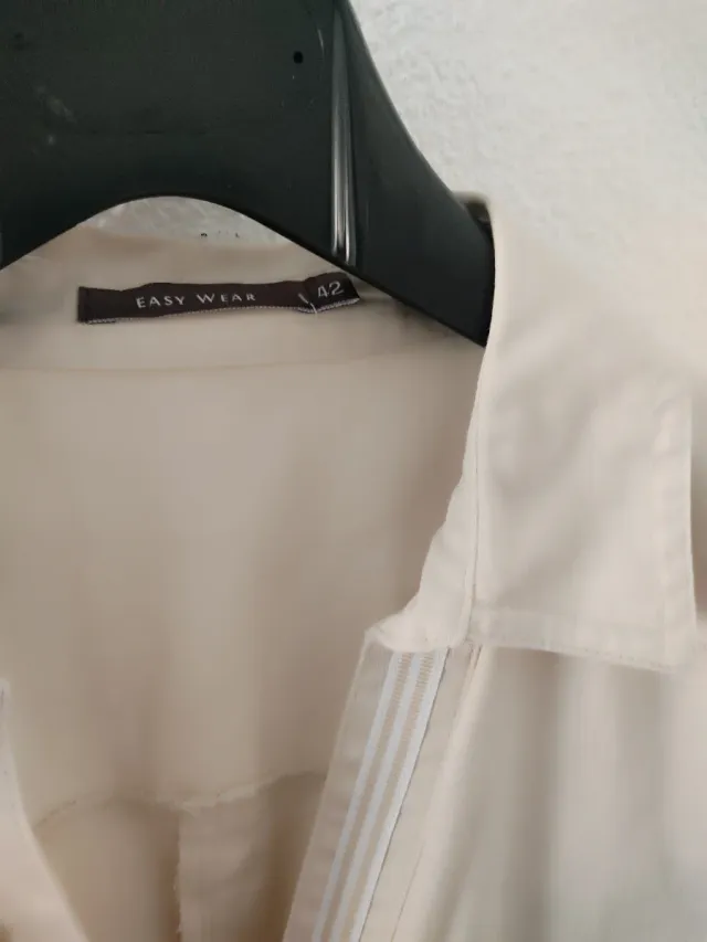 Vestido camisero beige con cinturón