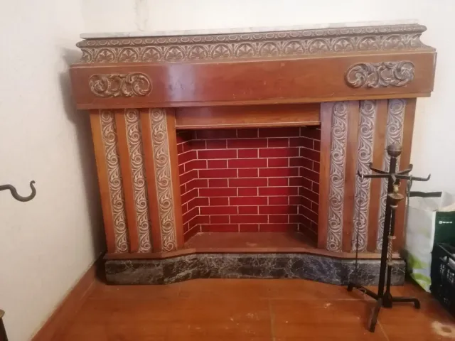 Mueble de chimenea de madera y mármol
