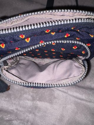 Bolso Kipling Azul con Estampado Rojo y amarillo