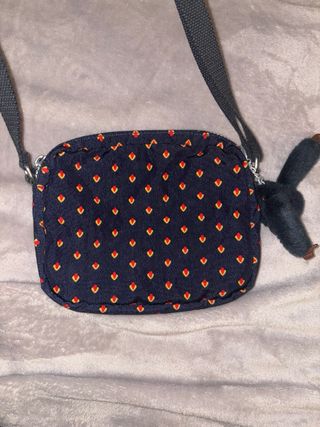 Bolso Kipling Azul con Estampado Rojo y amarillo