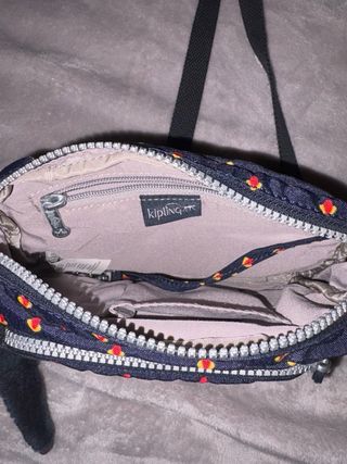 Bolso Kipling Azul con Estampado Rojo y amarillo