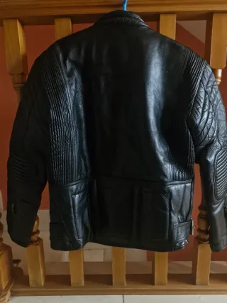 Chaqueta y pantalon de moto de cuero negra