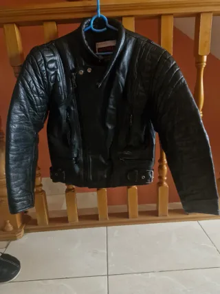 Chaqueta y pantalon de moto de cuero negra