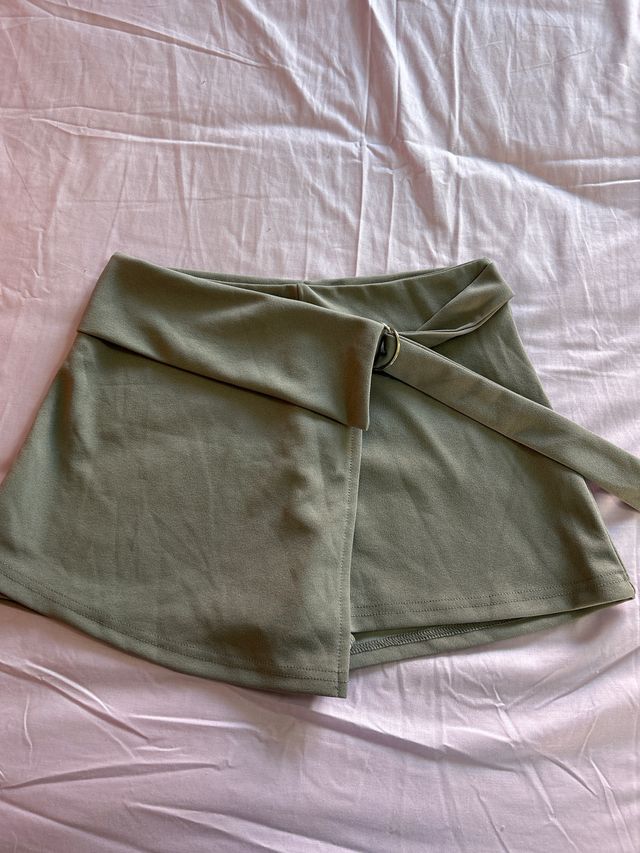 Falda gris con cinturón