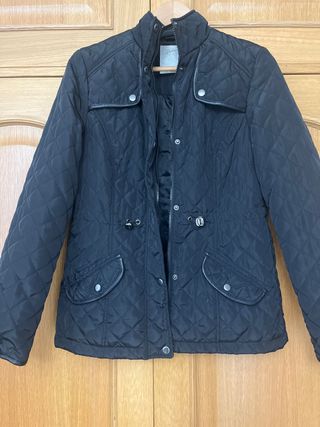 Cazadora acolchada negra