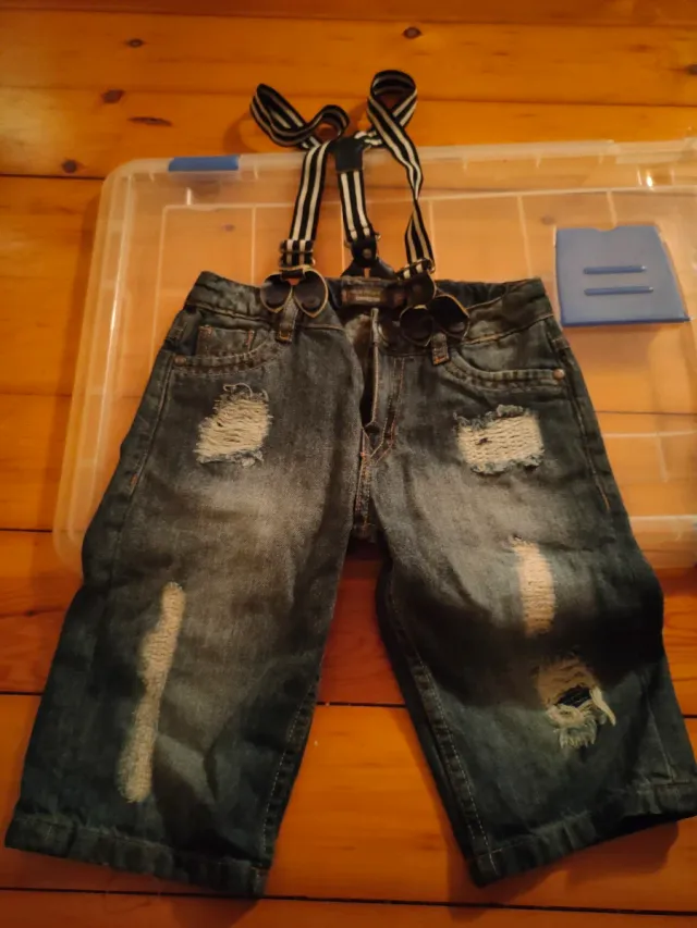 Pantalón vaquero con tirantes para niño