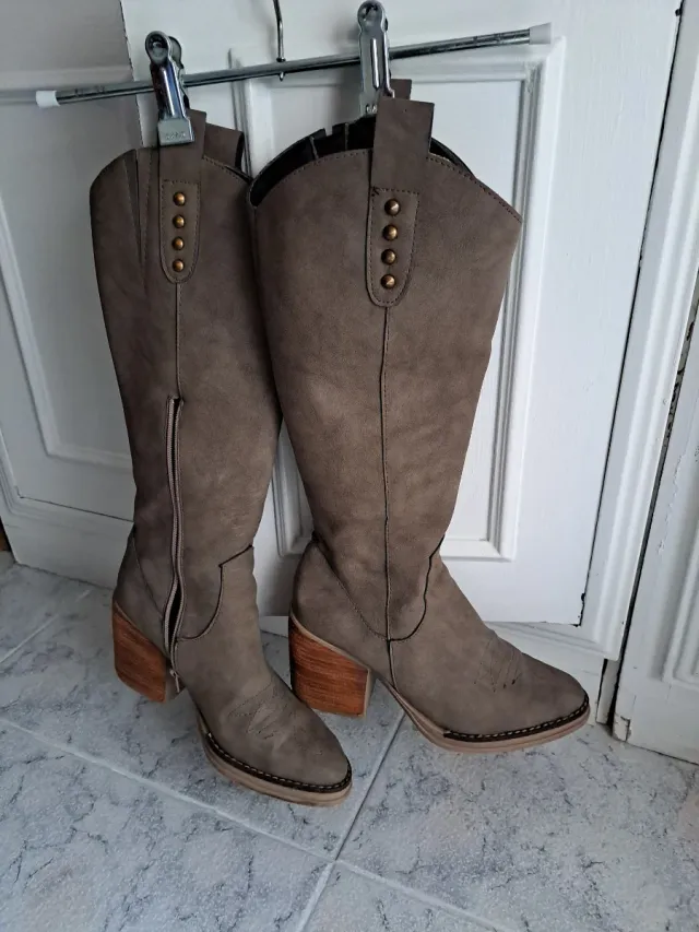 Botas altas de ante con tacón