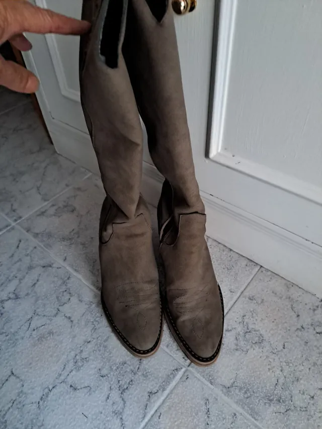 Botas altas de ante con tacón
