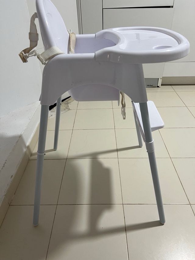 Silla de comer para bebé blanca
