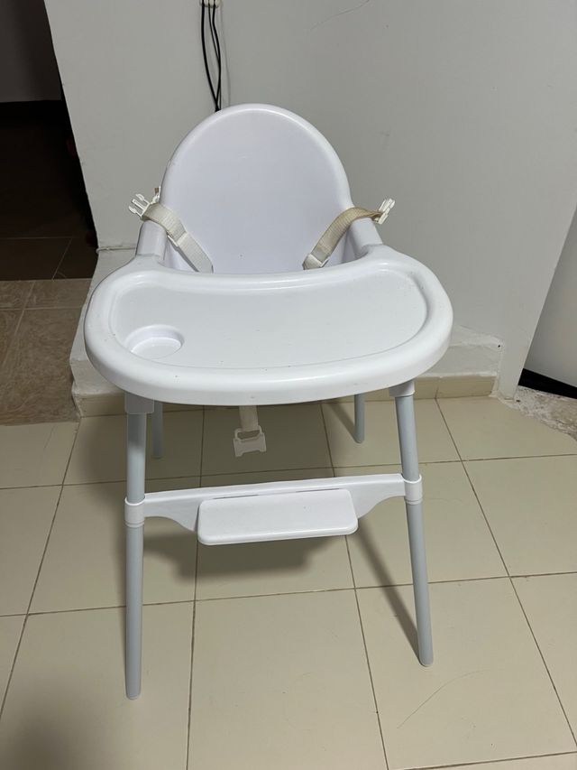 Silla de comer para bebé blanca