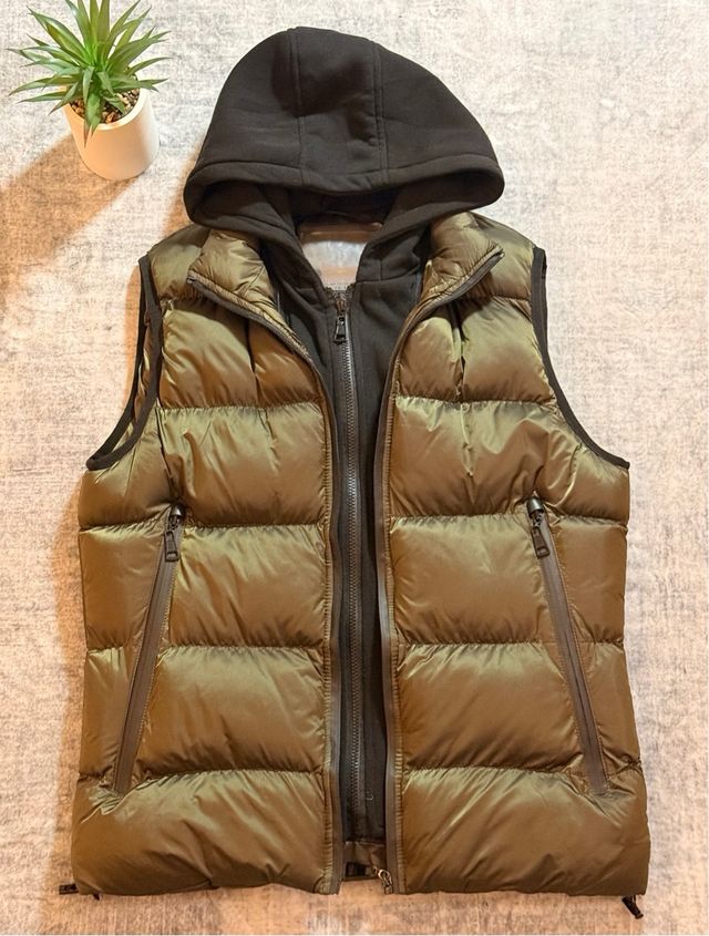 Gilet imbottito verde oliva con cappuccio