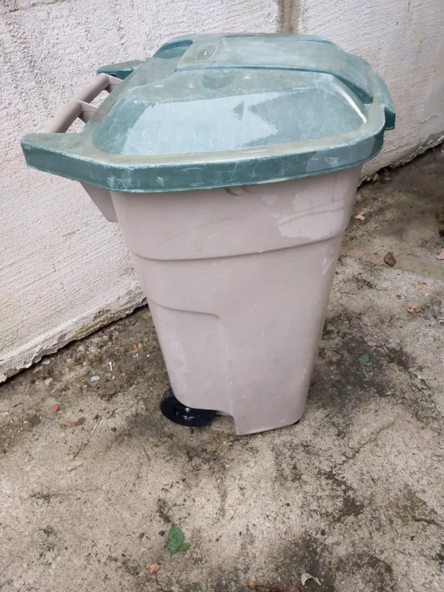 Contenedor de basura con ruedas
