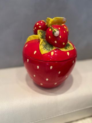 Contenitore in ceramica a forma di fragola