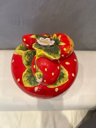 Contenitore in ceramica a forma di fragola
