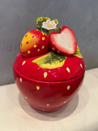 Contenitore in ceramica a forma di fragola