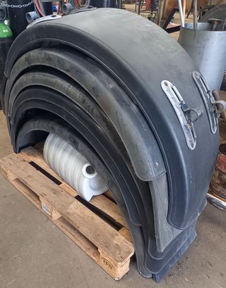 Lanza giratoria, guardabarros y defensa inox.