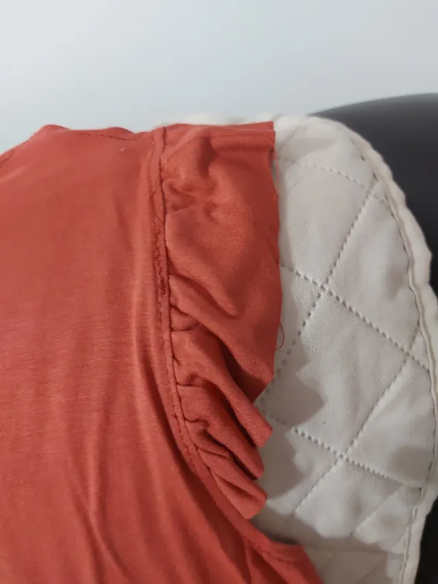 Camiseta naranja con volantes