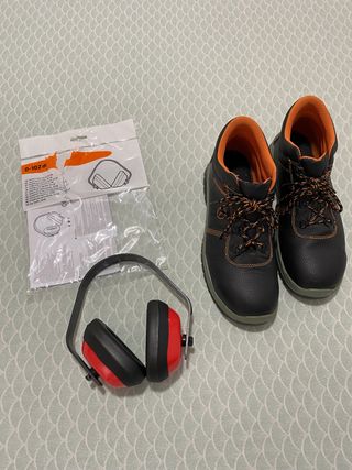Zapatos de trabajo y orejeras