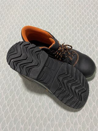 Zapatos de trabajo y orejeras