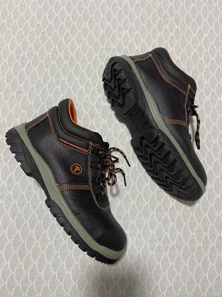 Zapatos de trabajo y orejeras
