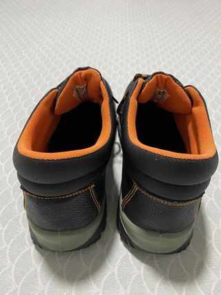 Zapatos de trabajo y orejeras