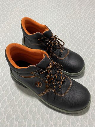 Zapatos de trabajo y orejeras