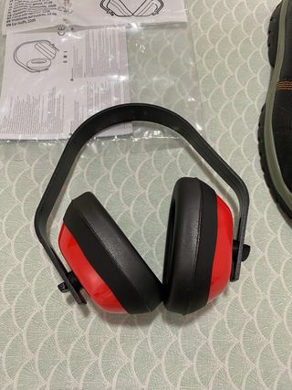 Zapatos de trabajo y orejeras