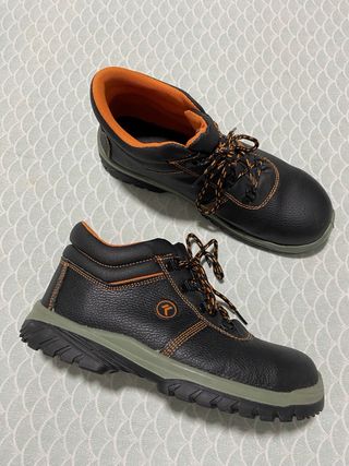 Zapatos de trabajo y orejeras