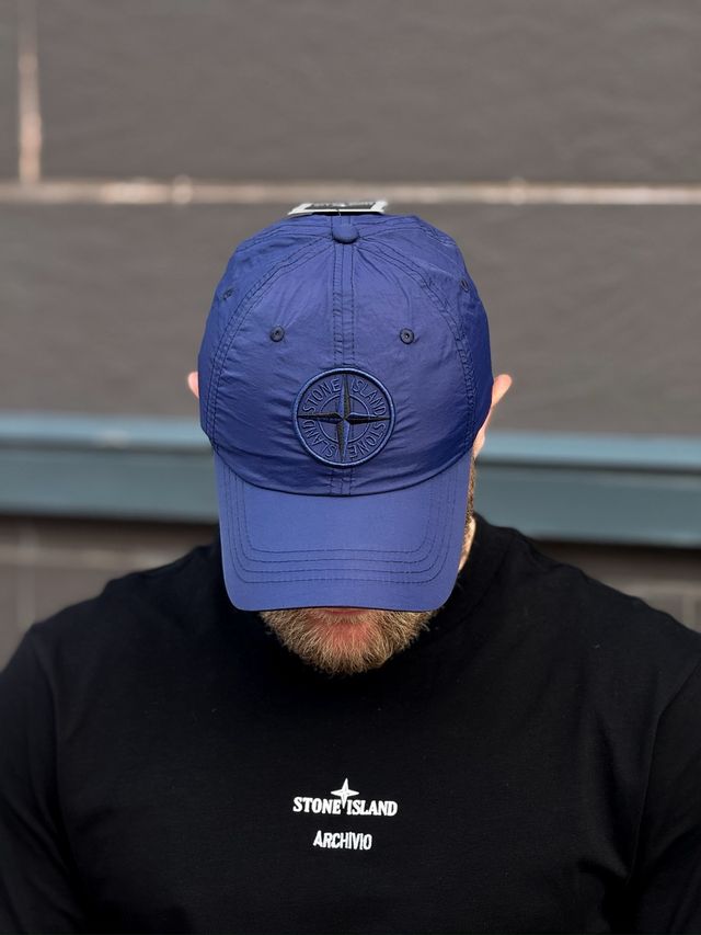 “NYLON” gorra de Stone Island azul