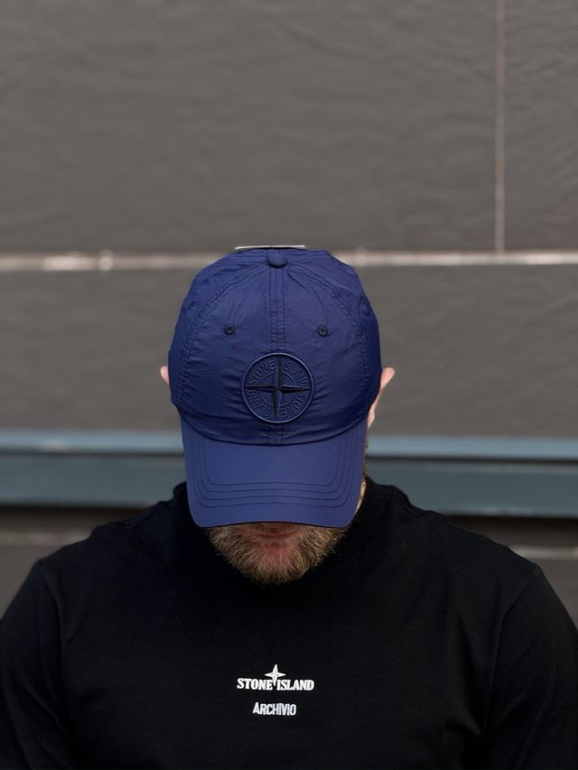 “NYLON” gorra de Stone Island azul