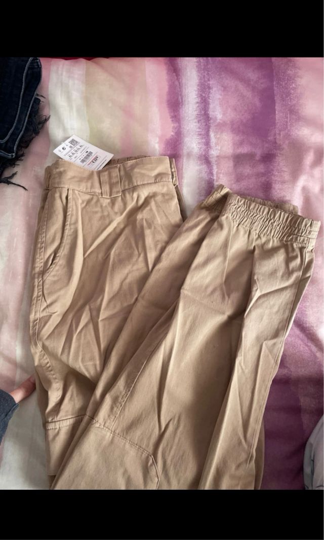 Pantalón cargo Pull and Bear beige