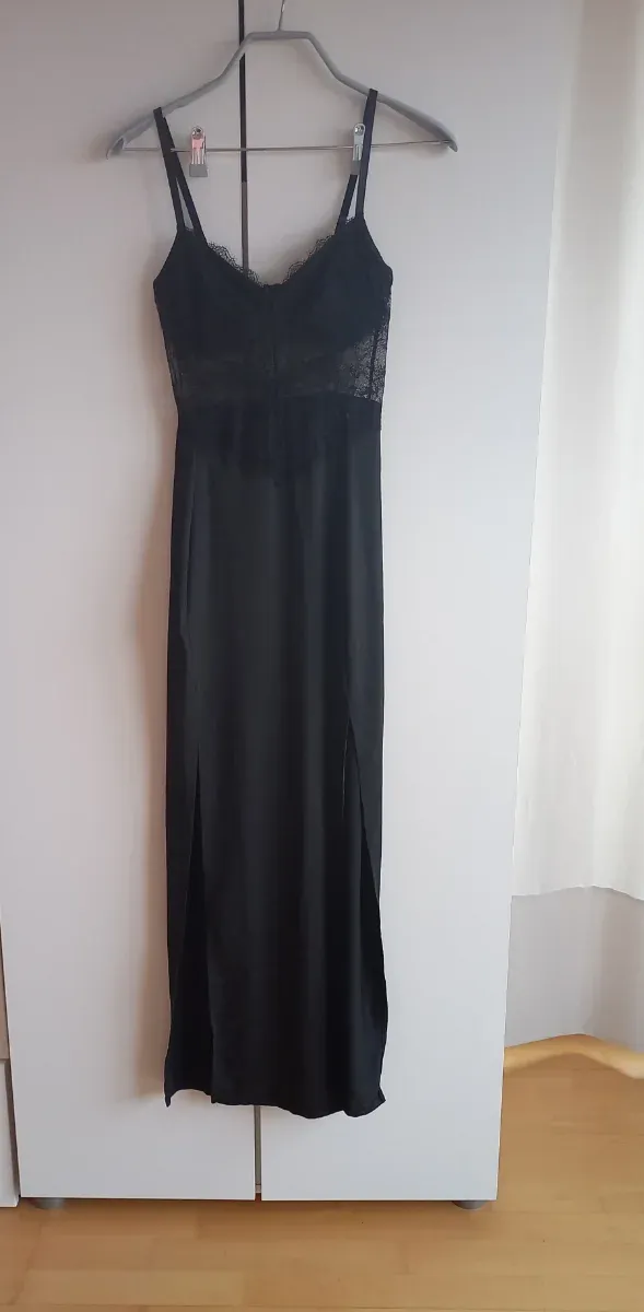 Vestido largo negro con encaje y aberturas