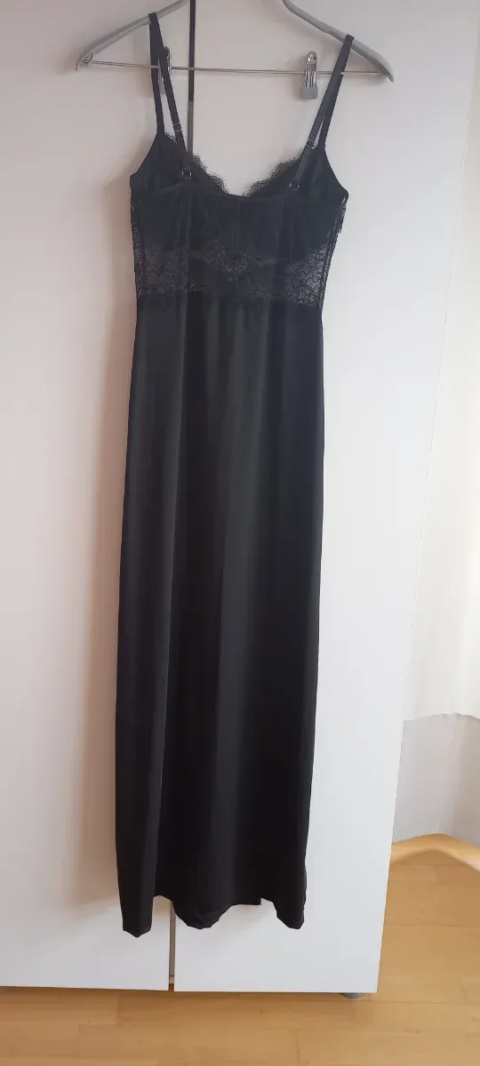 Vestido largo negro con encaje y aberturas