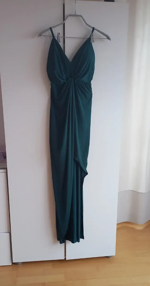 Vestido largo negro con encaje y aberturas