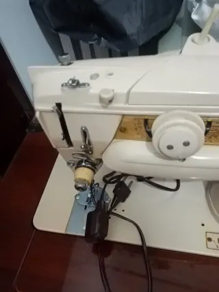 Macchina da cucire Singer beige