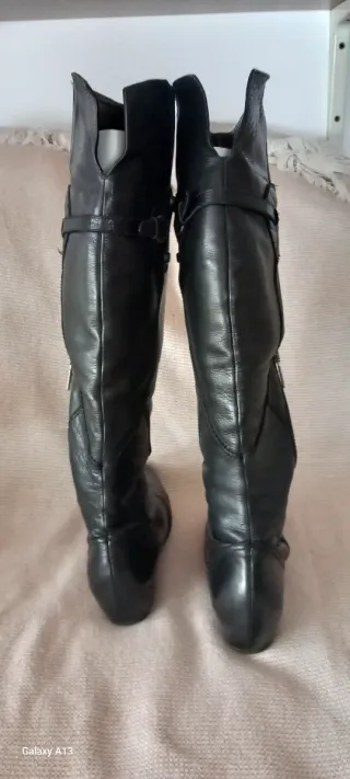 Botas de piel, estilo mosquetero de color negro.