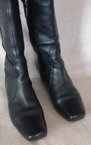 Botas de piel, estilo mosquetero de color negro.