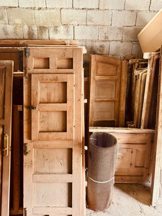 Puertas y ventanas madera maciza antiguas