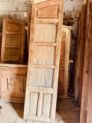Puertas y ventanas madera maciza antiguas