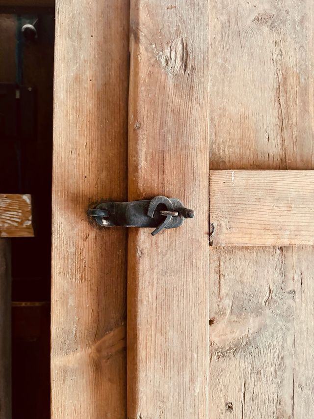 Puertas y ventanas madera maciza antiguas