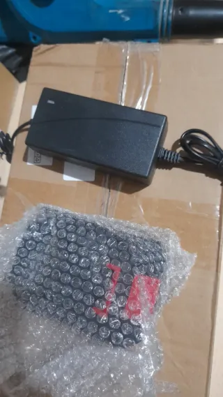 1 Baterías tipo Makita 21V + Cargador