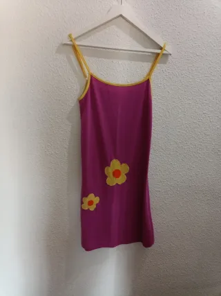 Batita rosa con flores amarillas